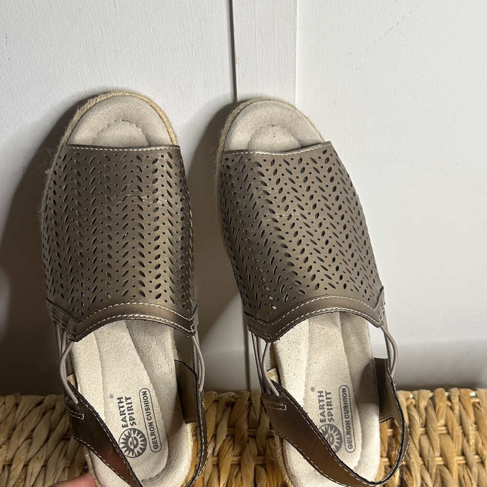 Earth‎ Spirit Women's Tan Perforated Sandals size 8